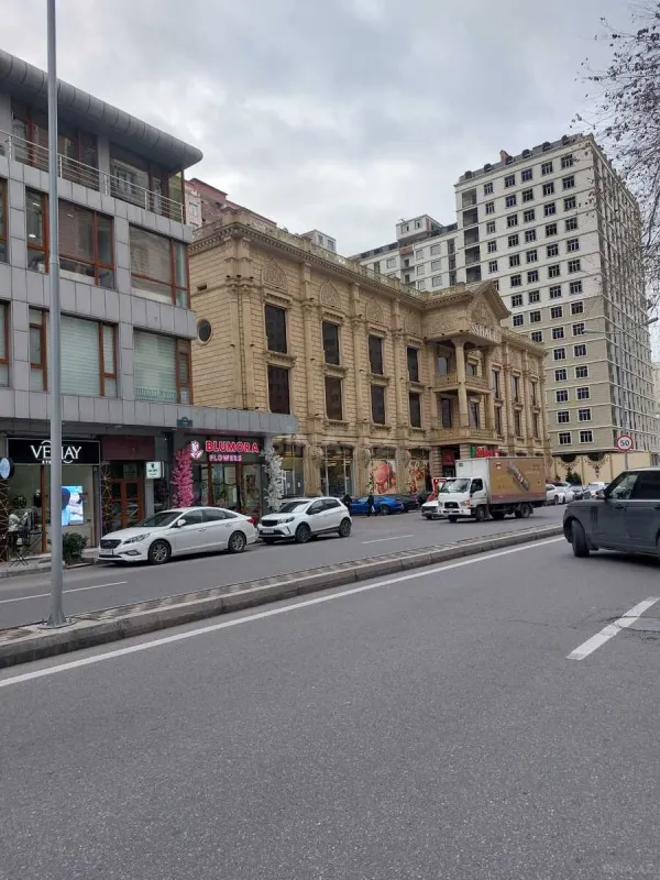 Satılır 4 otaqlı mənzil 170 m²