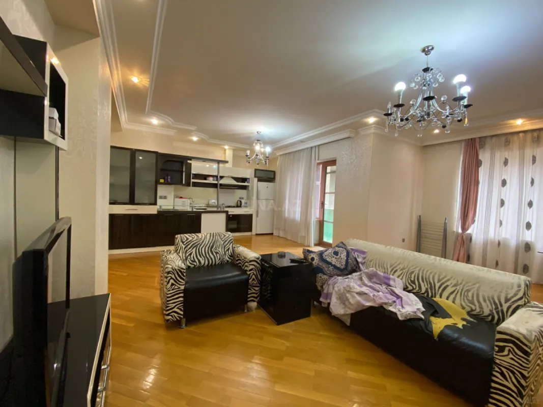 Satılır 3 otaqlı mənzil 115 m²