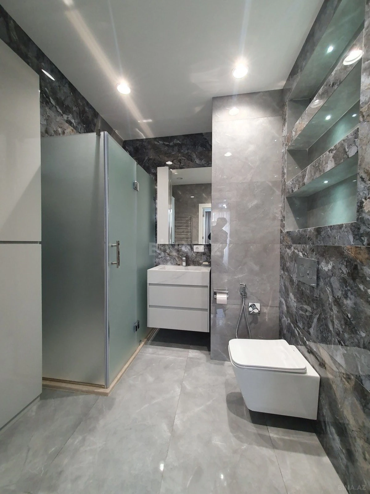 Kirayə verilir 3 otaqlı mənzil 124 m²