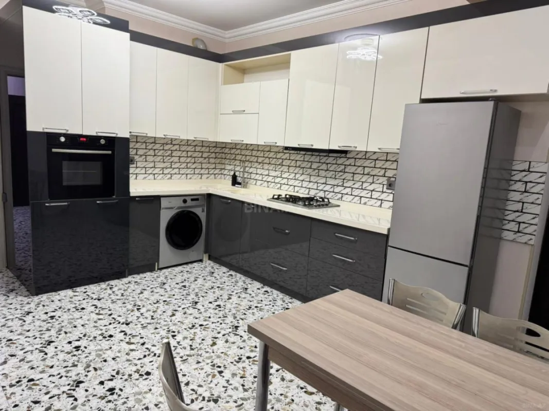 Satılır 3 otaqlı mənzil 105 m²