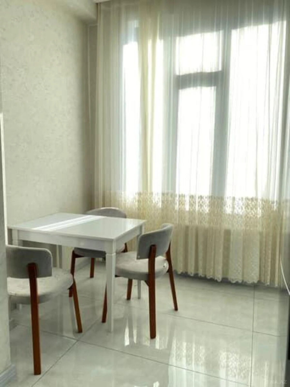 Kirayə verilir 3 otaqlı mənzil 135 m²