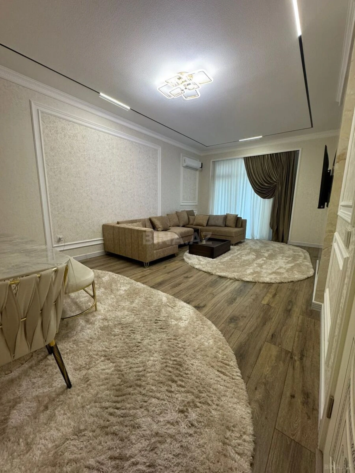 Kirayə verilir 2 otaqlı mənzil 119 m²