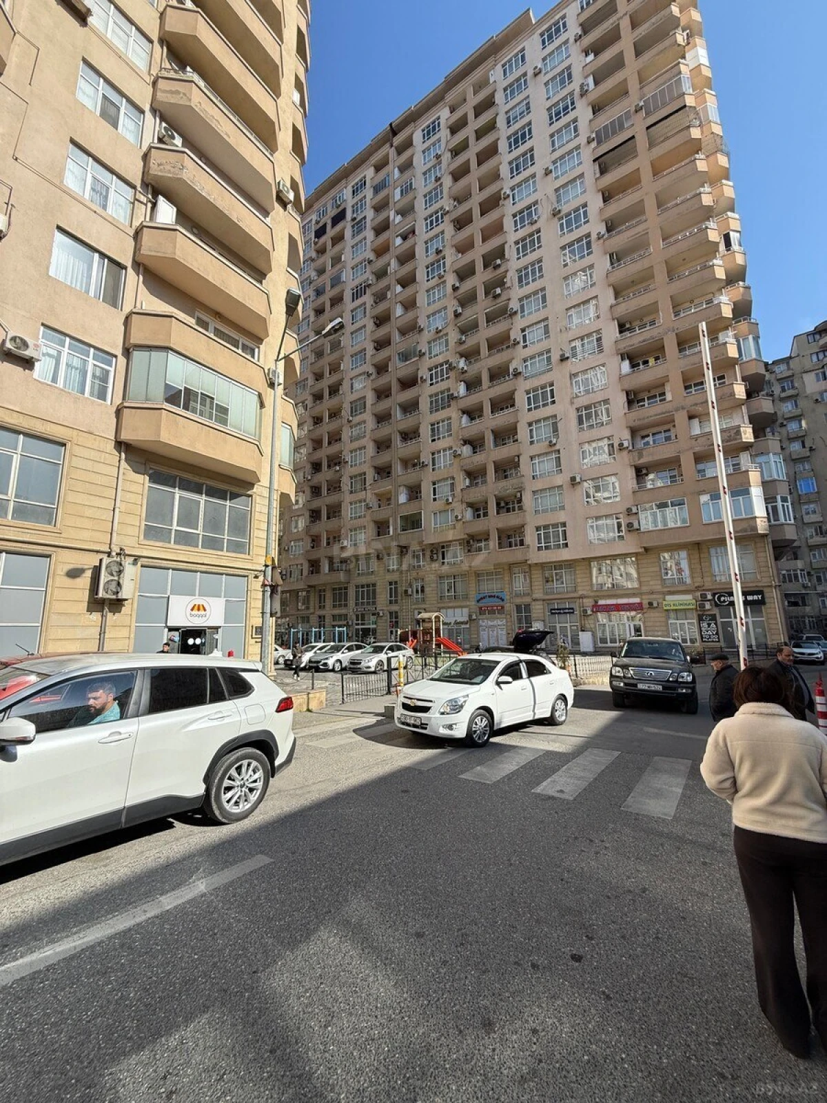 Kirayə verilir 3 otaqlı mənzil 145 m²