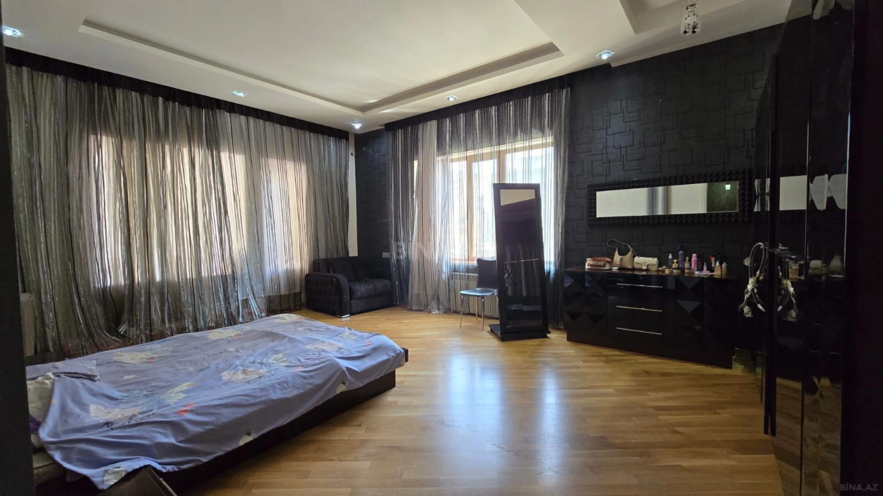 Satılır 3 otaqlı mənzil 162 m²