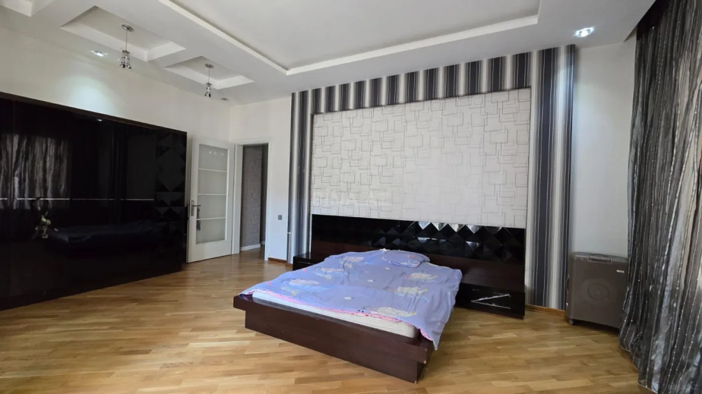 Satılır 3 otaqlı mənzil 162 m²