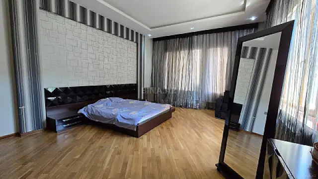 Satılır 3 otaqlı mənzil 162 m²