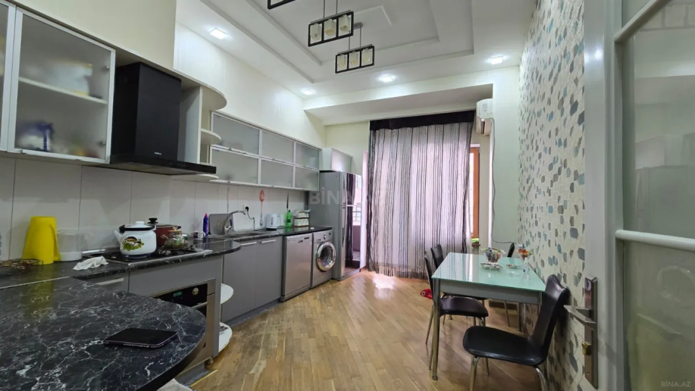 Satılır 3 otaqlı mənzil 162 m²