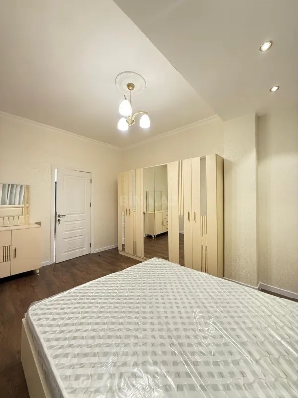 Satılır 2 otaqlı mənzil 76 m²