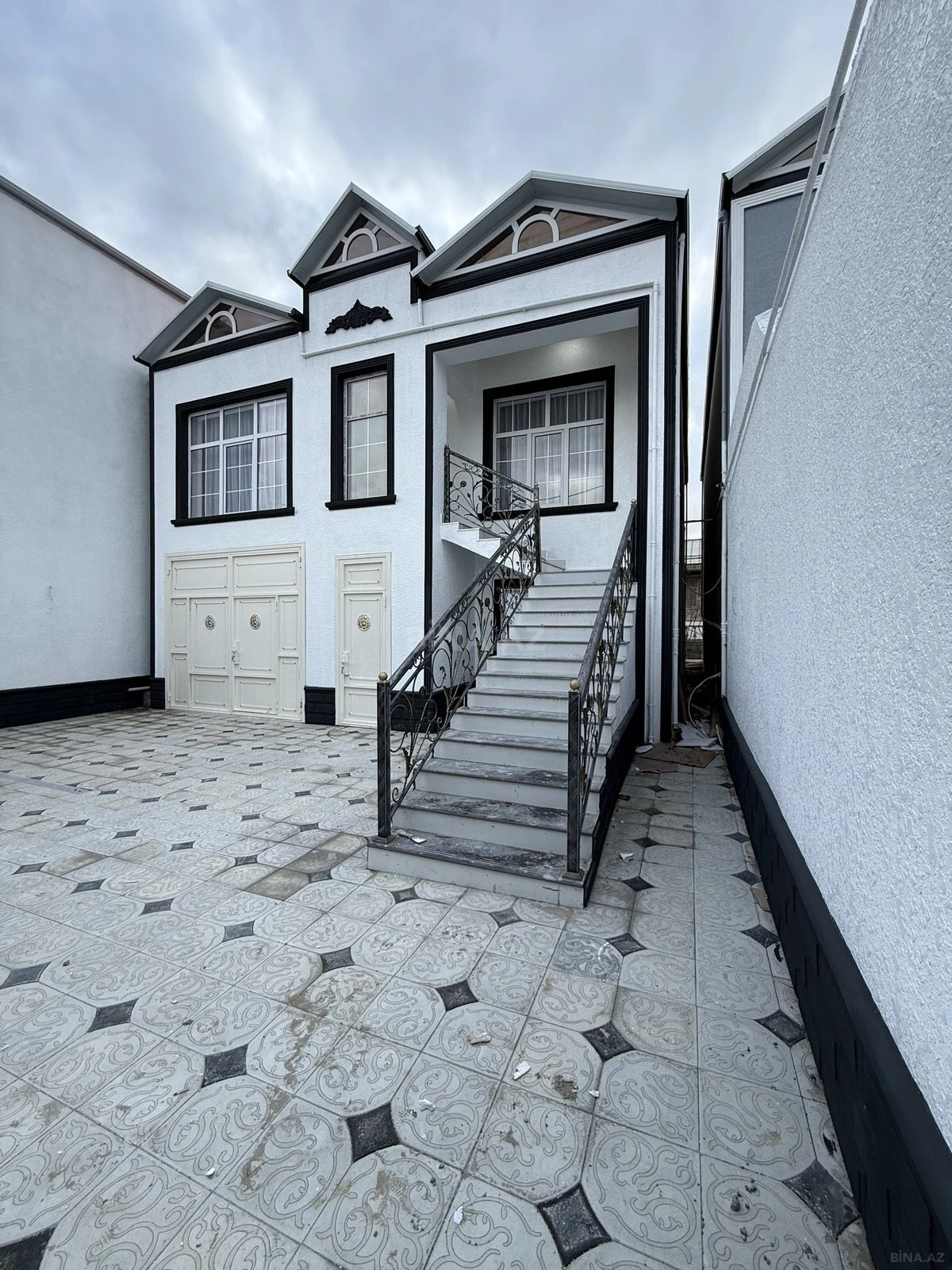 Satılır 8 otaqlı həyət evi 200 m²