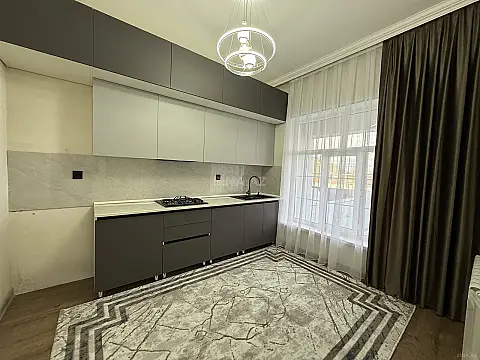 Satılır 8 otaqlı həyət evi 200 m²
