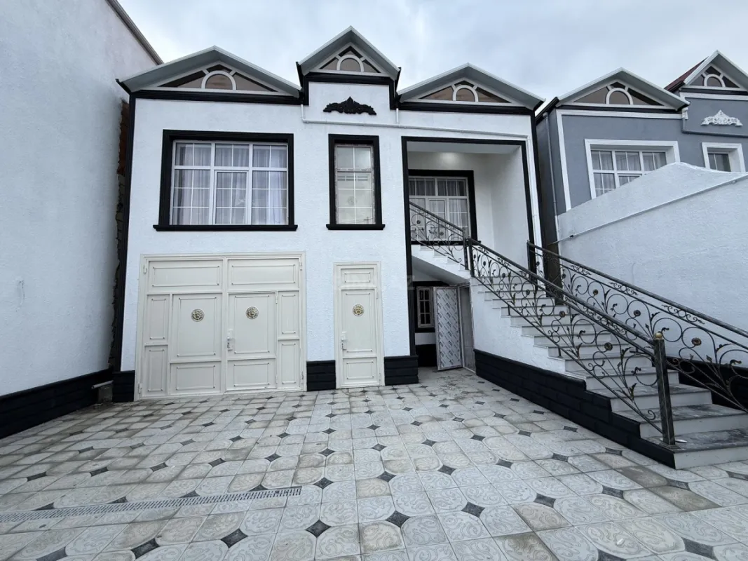 Satılır 8 otaqlı həyət evi 200 m²