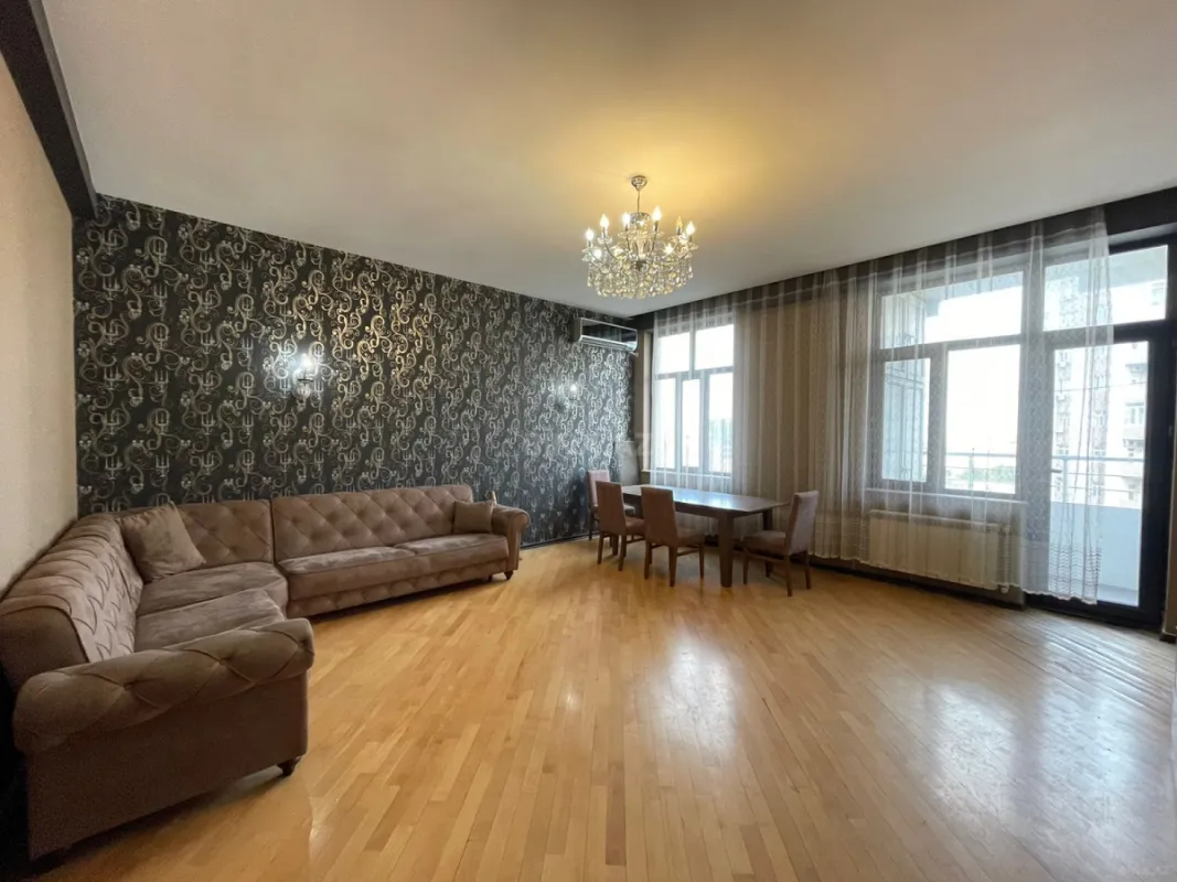 Kirayə verilir 3 otaqlı mənzil 140 m²