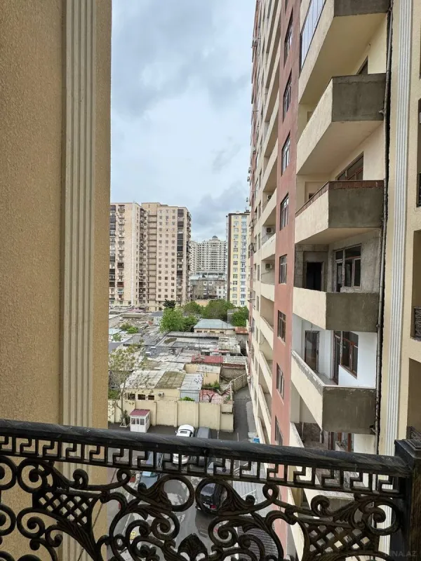 Satılır 3 otaqlı mənzil 137 m²