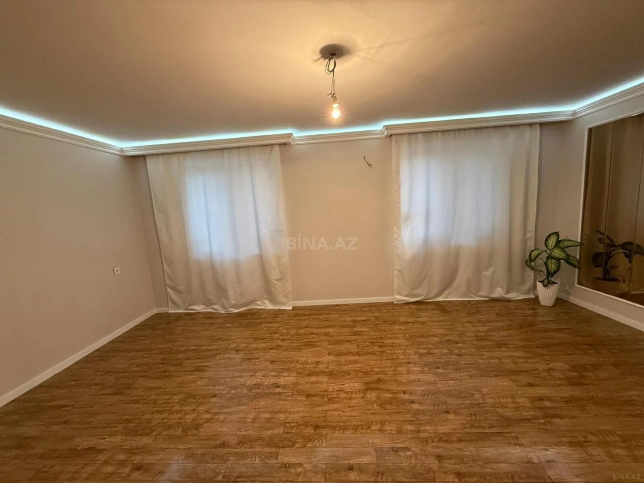 Satılır 4 otaqlı mənzil 125 m²