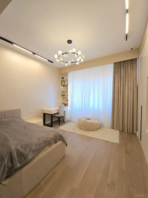 Satılır 4 otaqlı mənzil 179 m²
