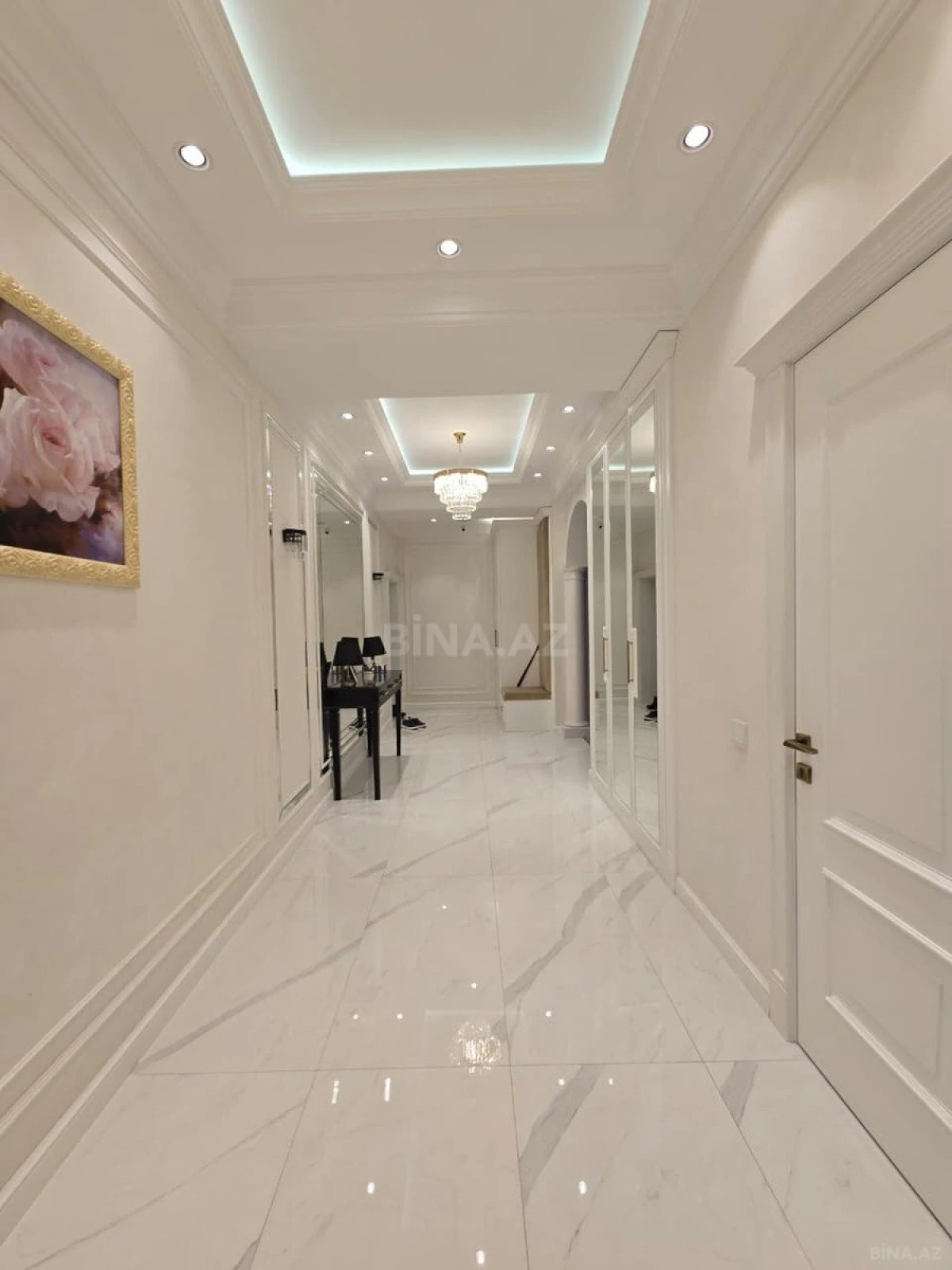 Satılır 4 otaqlı mənzil 179 m²