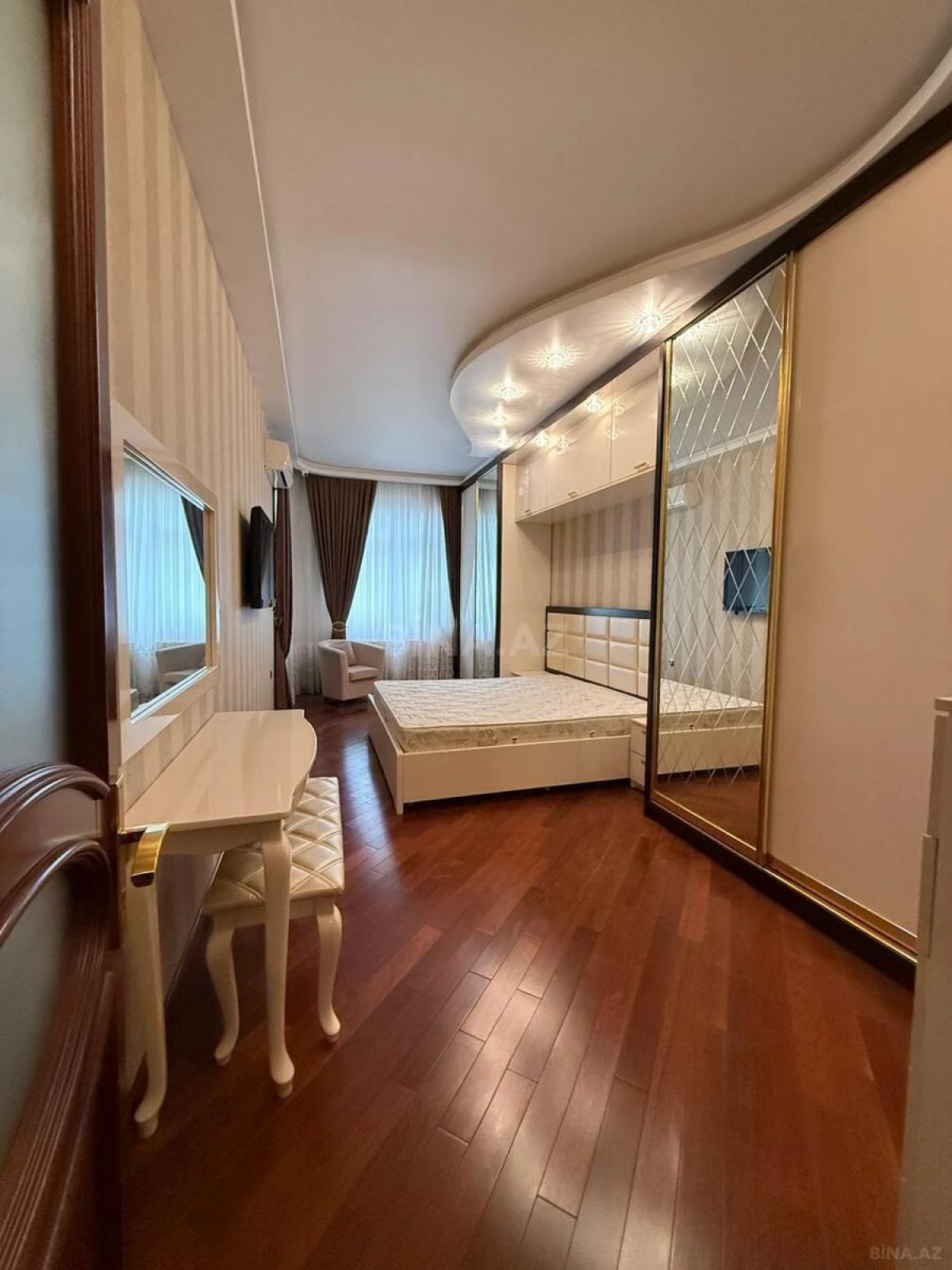 Satılır 5 otaqlı mənzil 202 m²