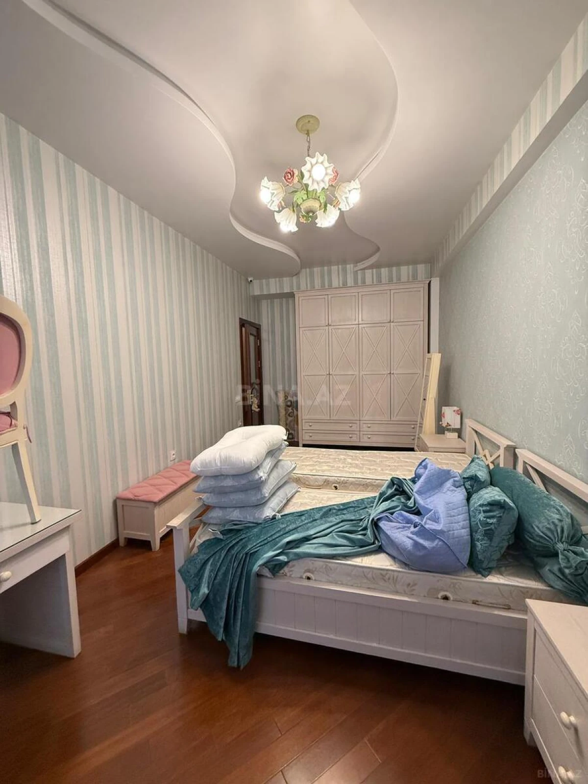 Satılır 5 otaqlı mənzil 202 m²