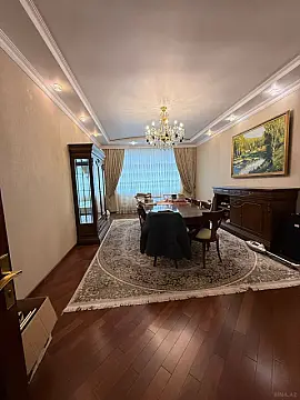 Satılır 5 otaqlı mənzil 202 m²
