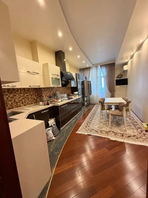 Satılır 5 otaqlı mənzil 202 m²