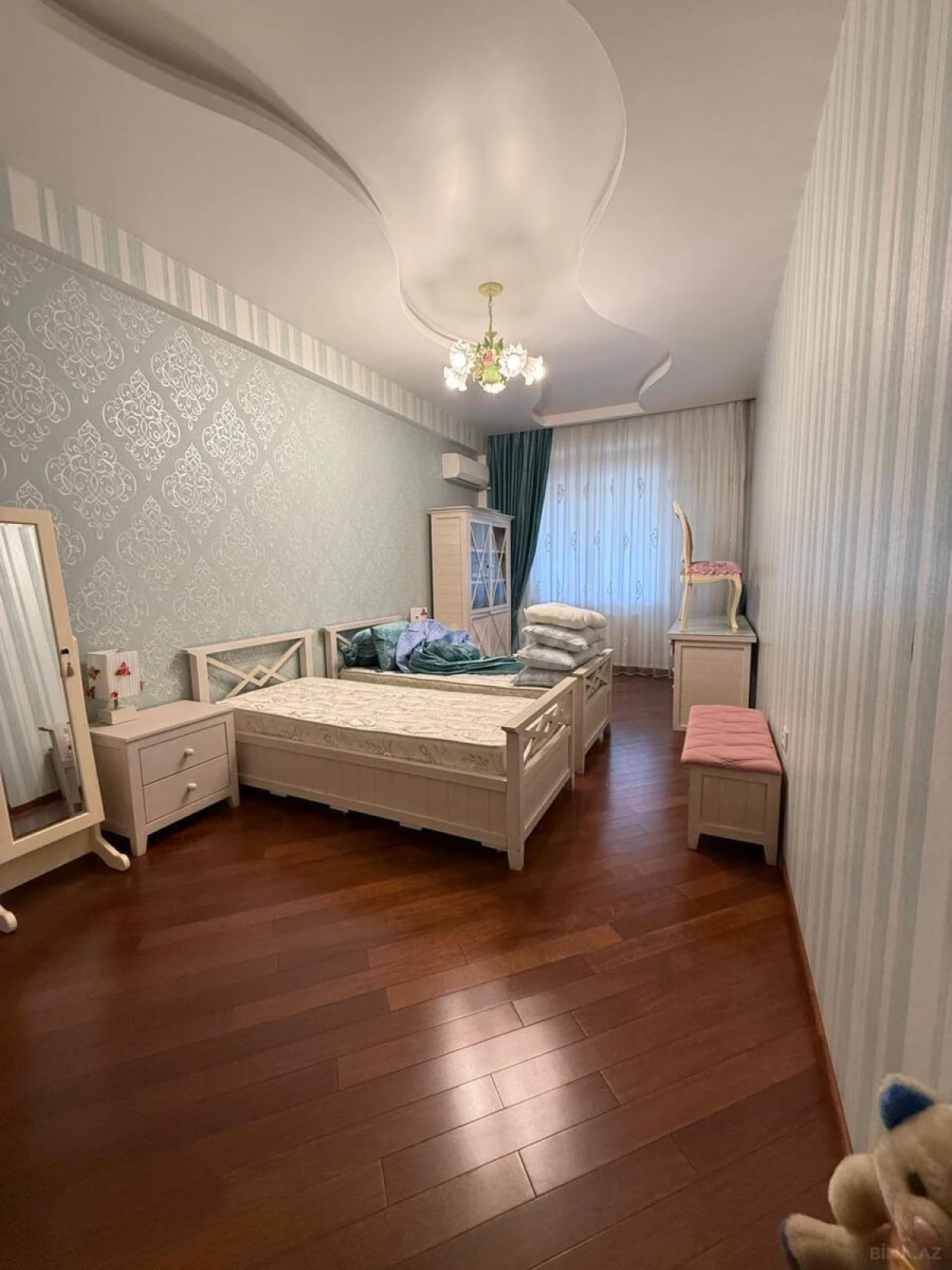 Satılır 5 otaqlı mənzil 202 m²