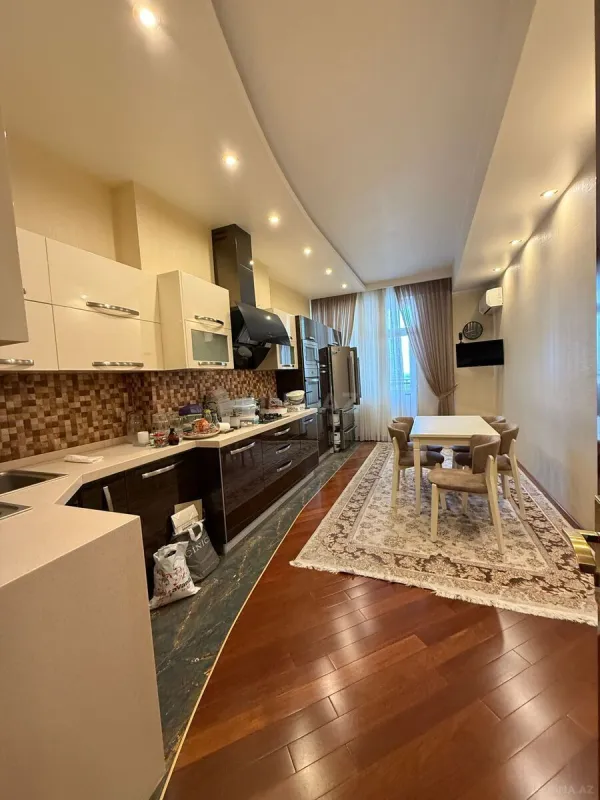 Satılır 5 otaqlı mənzil 202 m²