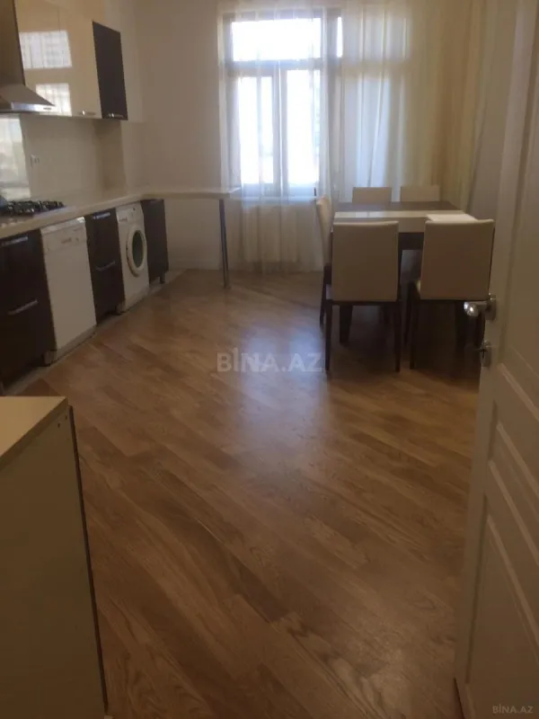 Kirayə verilir 4 otaqlı mənzil 190 m²