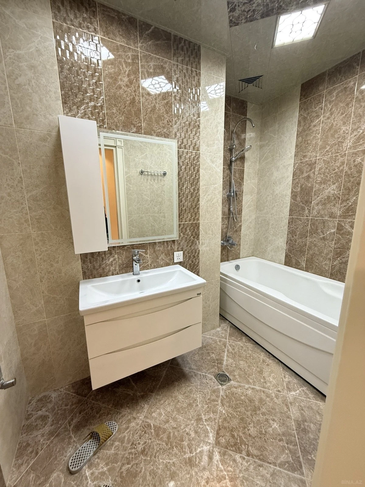 Satılır 3 otaqlı mənzil 140 m²