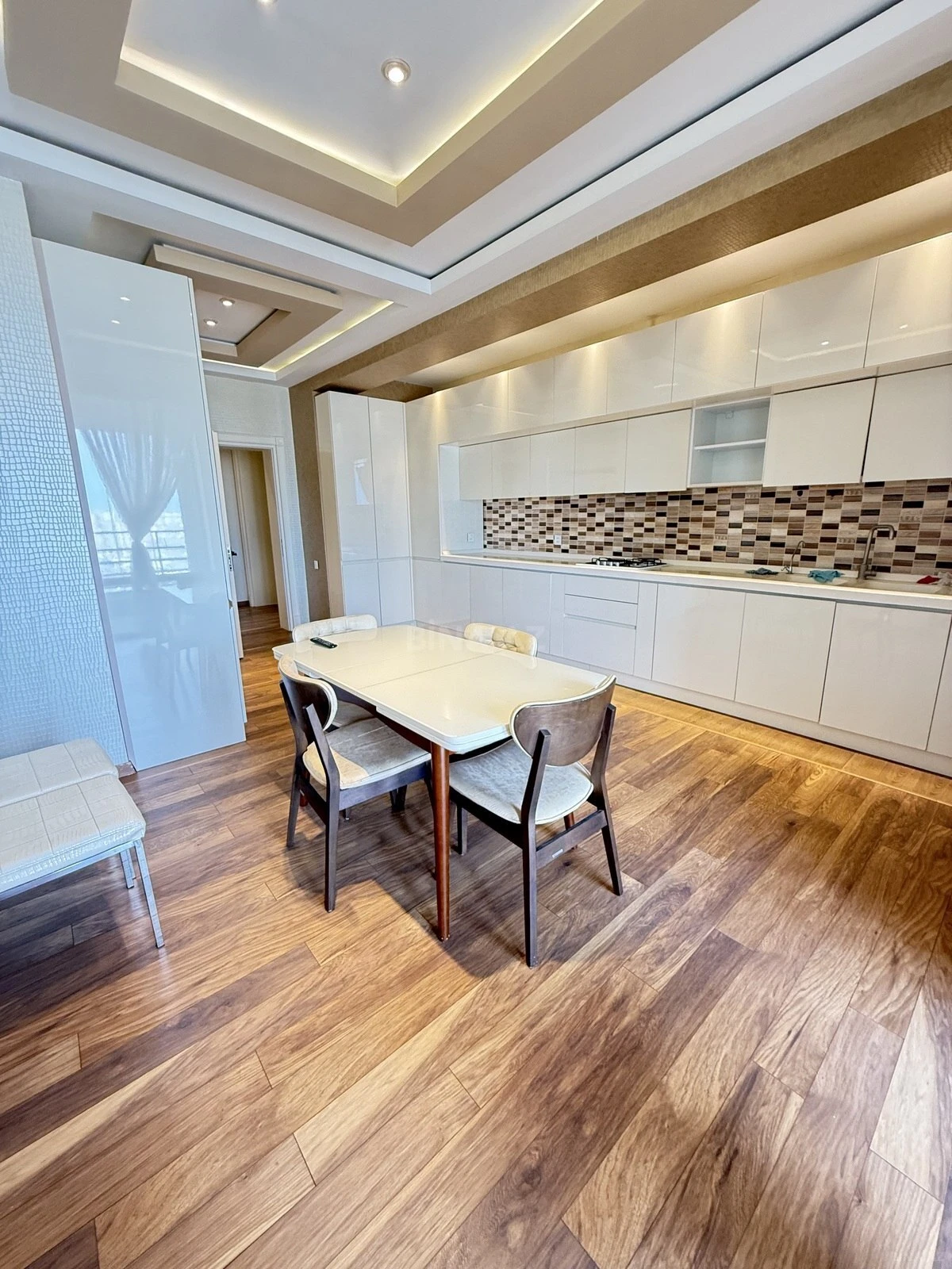 Satılır 3 otaqlı mənzil 140 m²