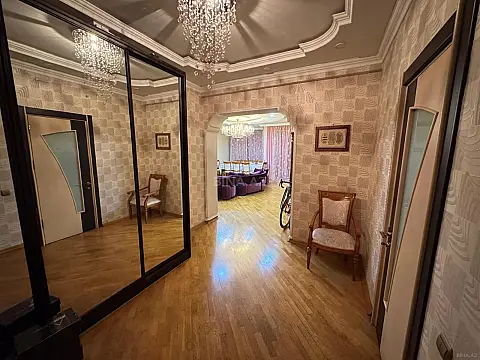 Satılır 3 otaqlı mənzil 155 m²