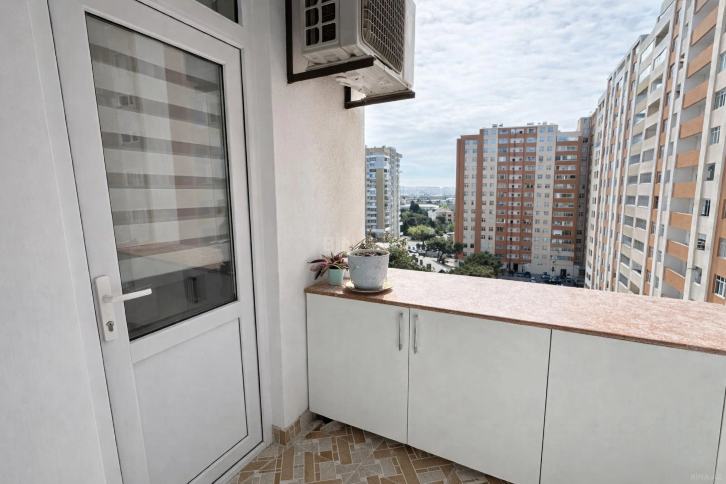 Satılır 2 otaqlı mənzil 63 m²