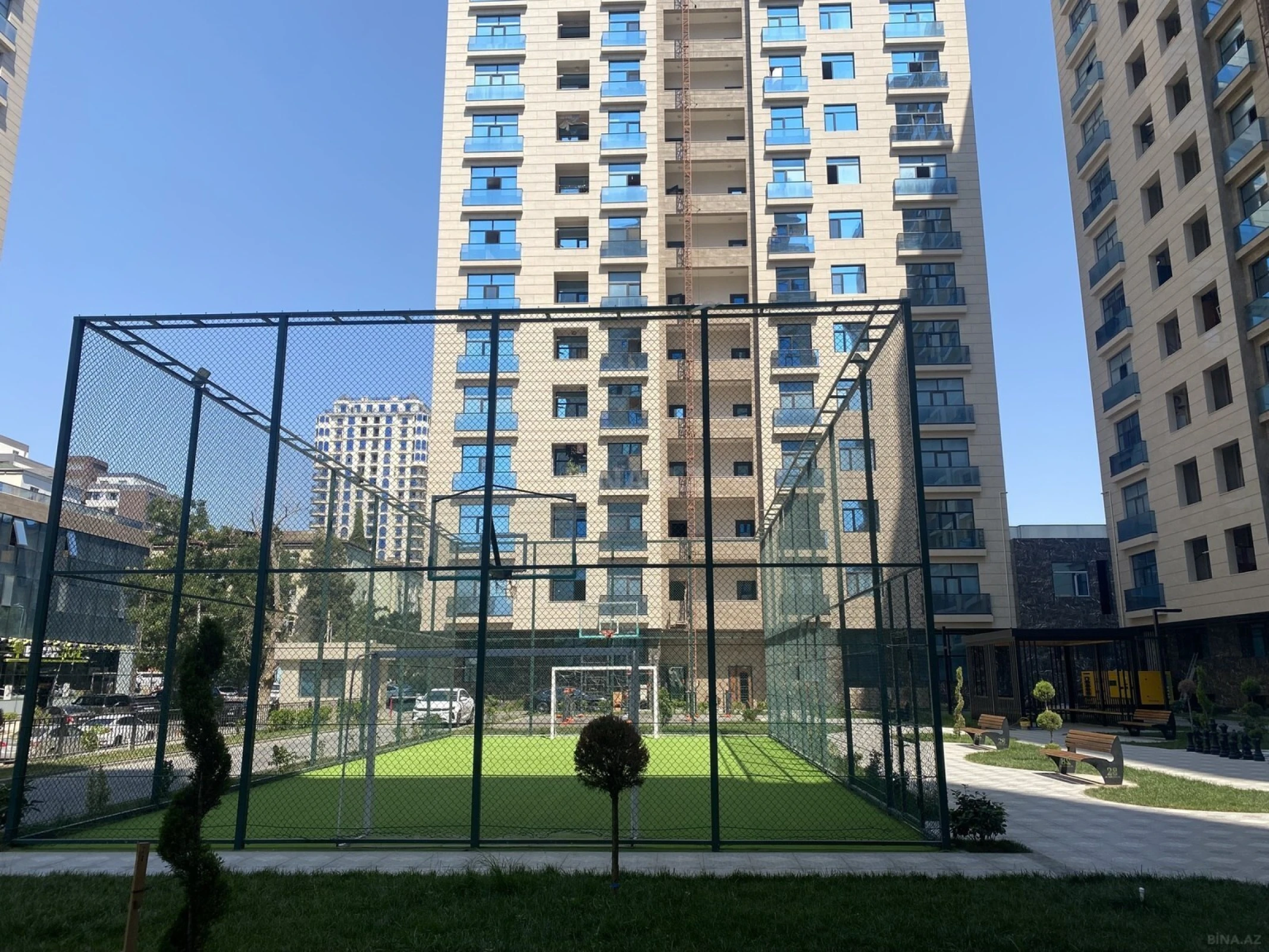 Satılır 4 otaqlı mənzil 143 m²