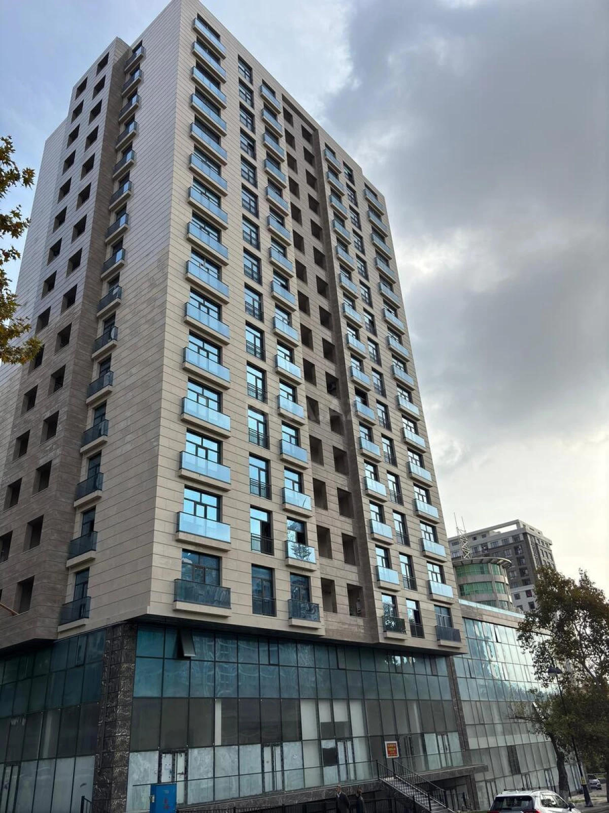 Satılır 4 otaqlı mənzil 143 m²