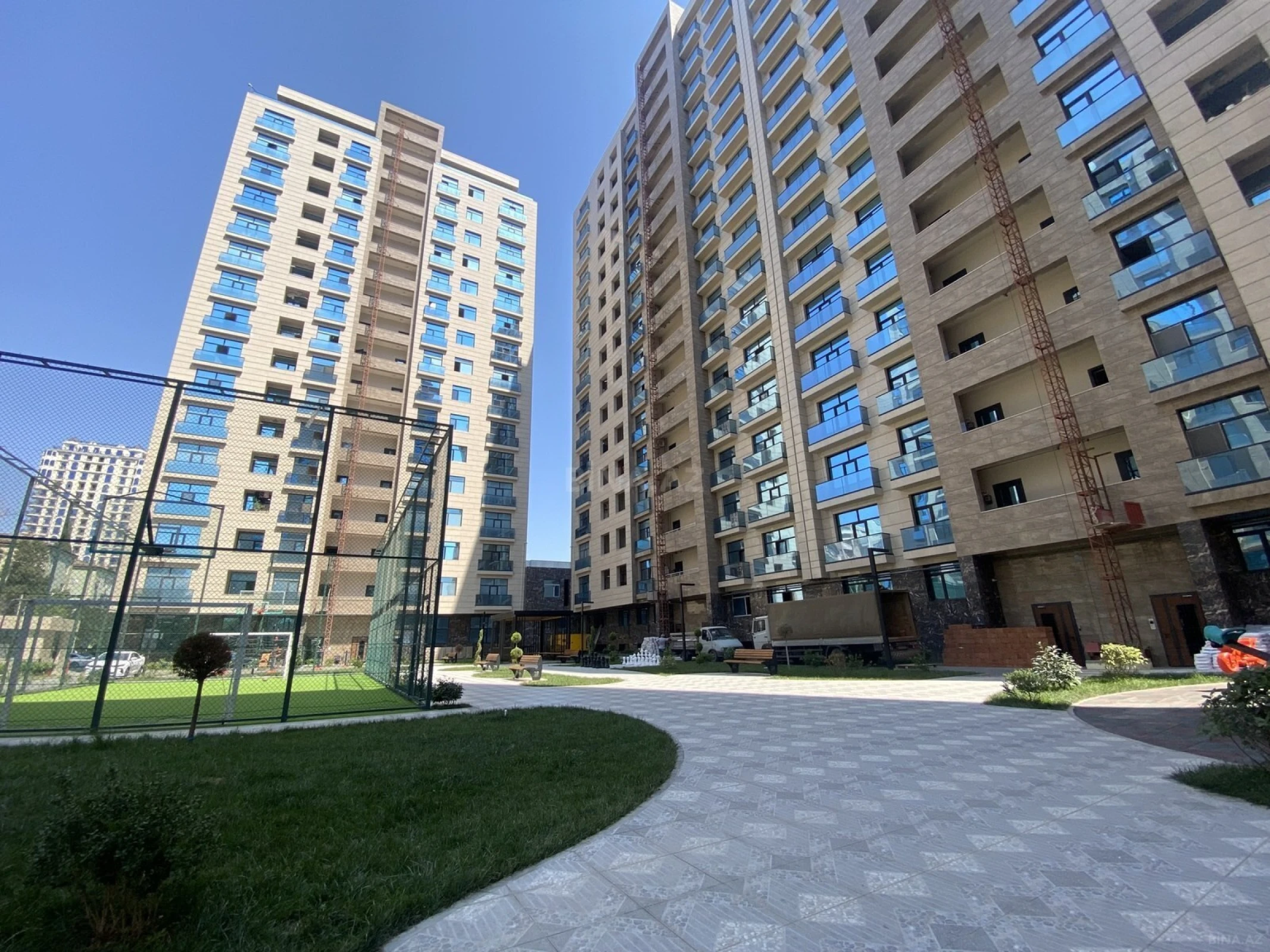 Satılır 4 otaqlı mənzil 143 m²