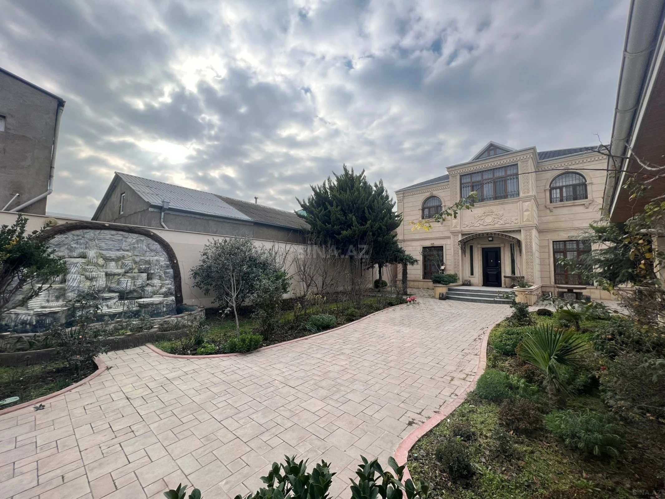 Satılır 7 otaqlı həyət evi 350 m²