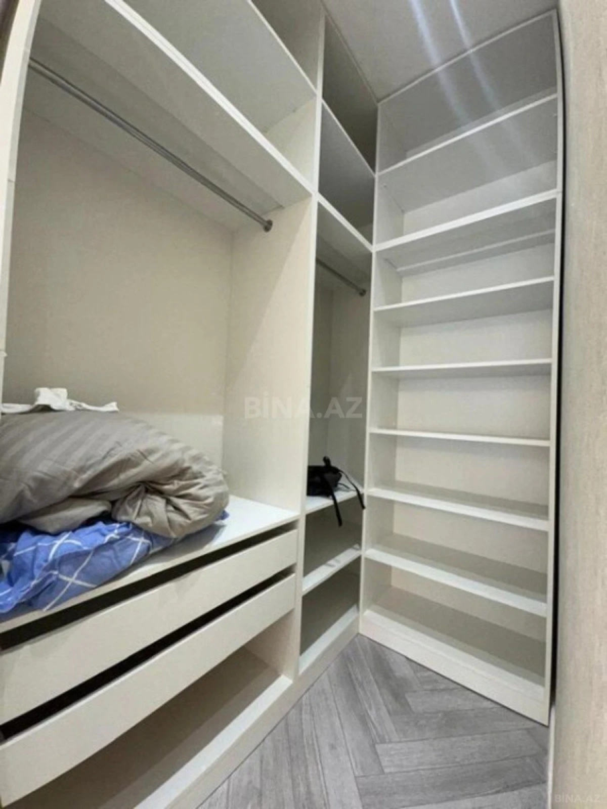 Satılır 4 otaqlı mənzil 182 m²