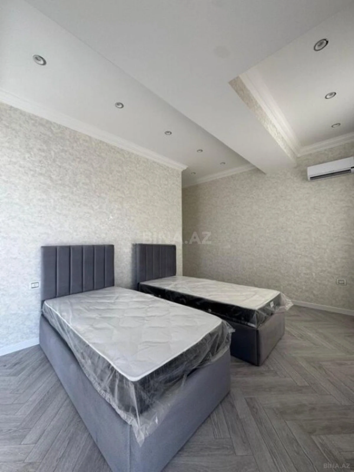 Satılır 4 otaqlı mənzil 182 m²