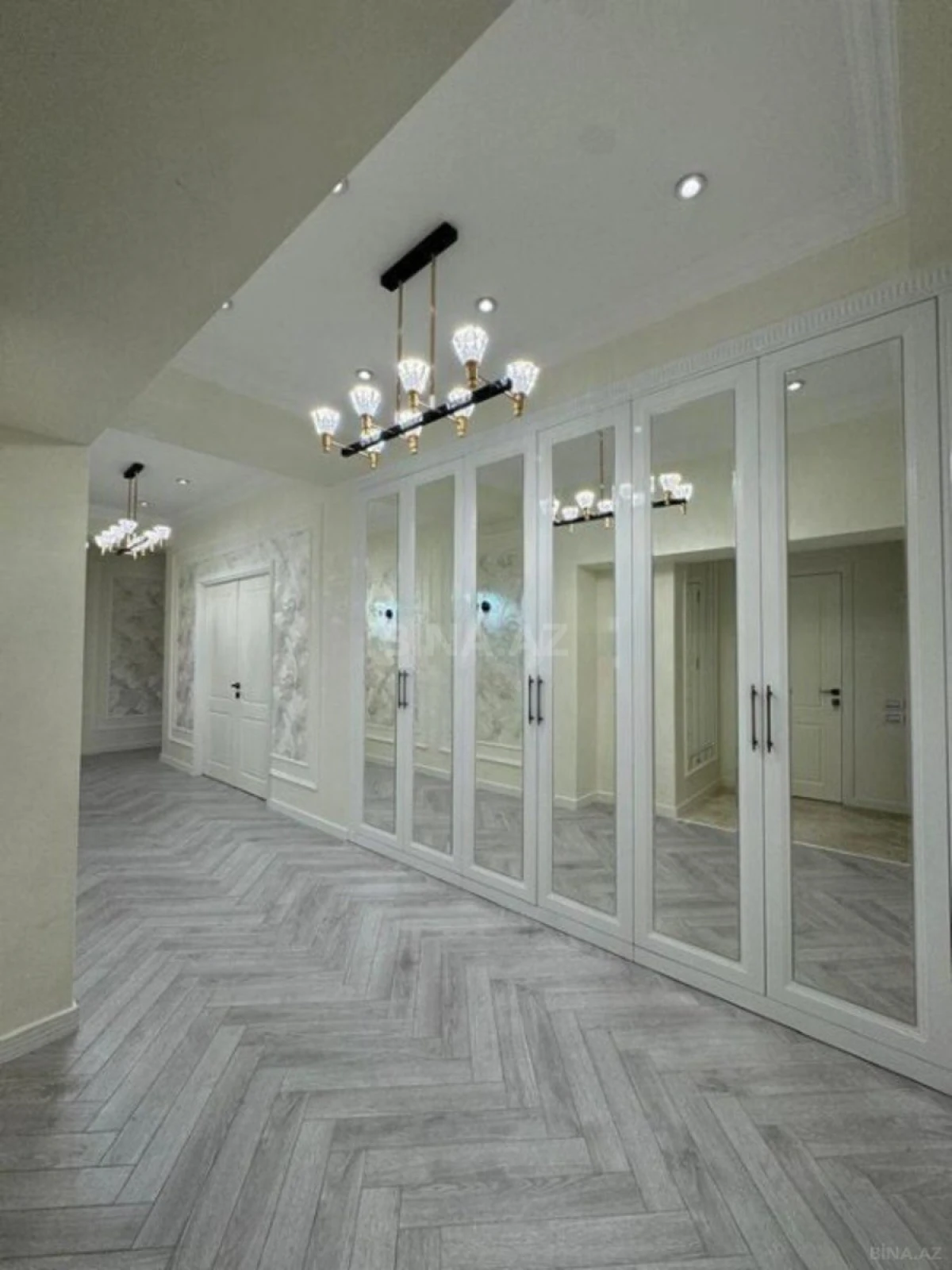 Satılır 4 otaqlı mənzil 182 m²