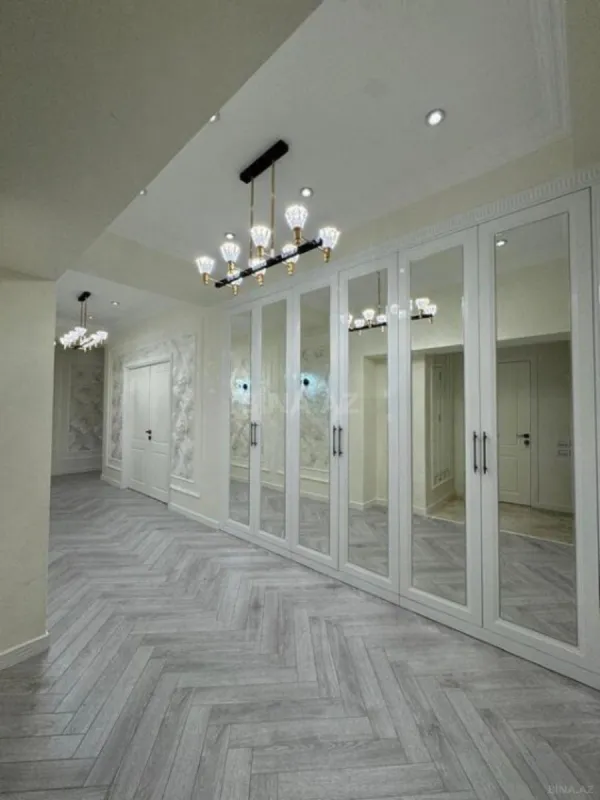 Satılır 4 otaqlı mənzil 182 m²