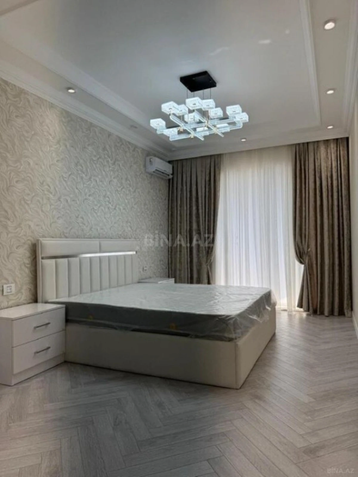 Satılır 4 otaqlı mənzil 182 m²