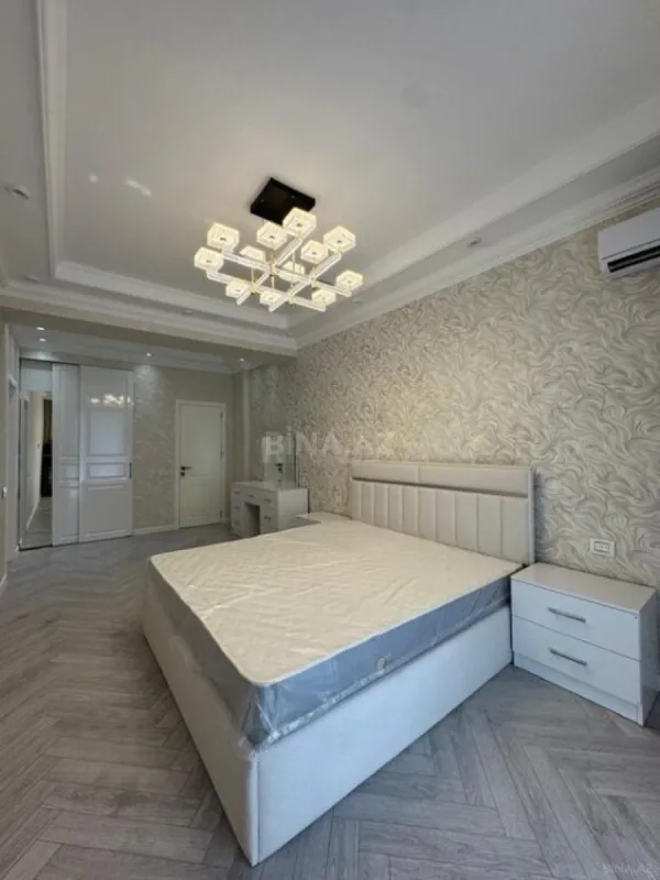 Satılır 4 otaqlı mənzil 182 m²