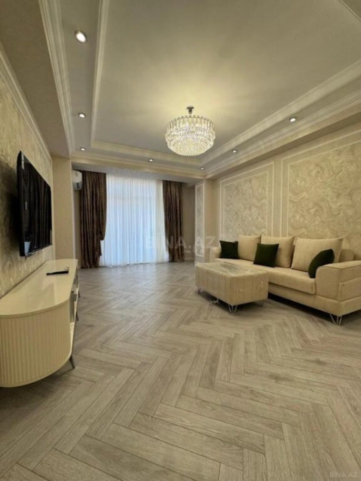 Satılır 4 otaqlı mənzil 182 m²