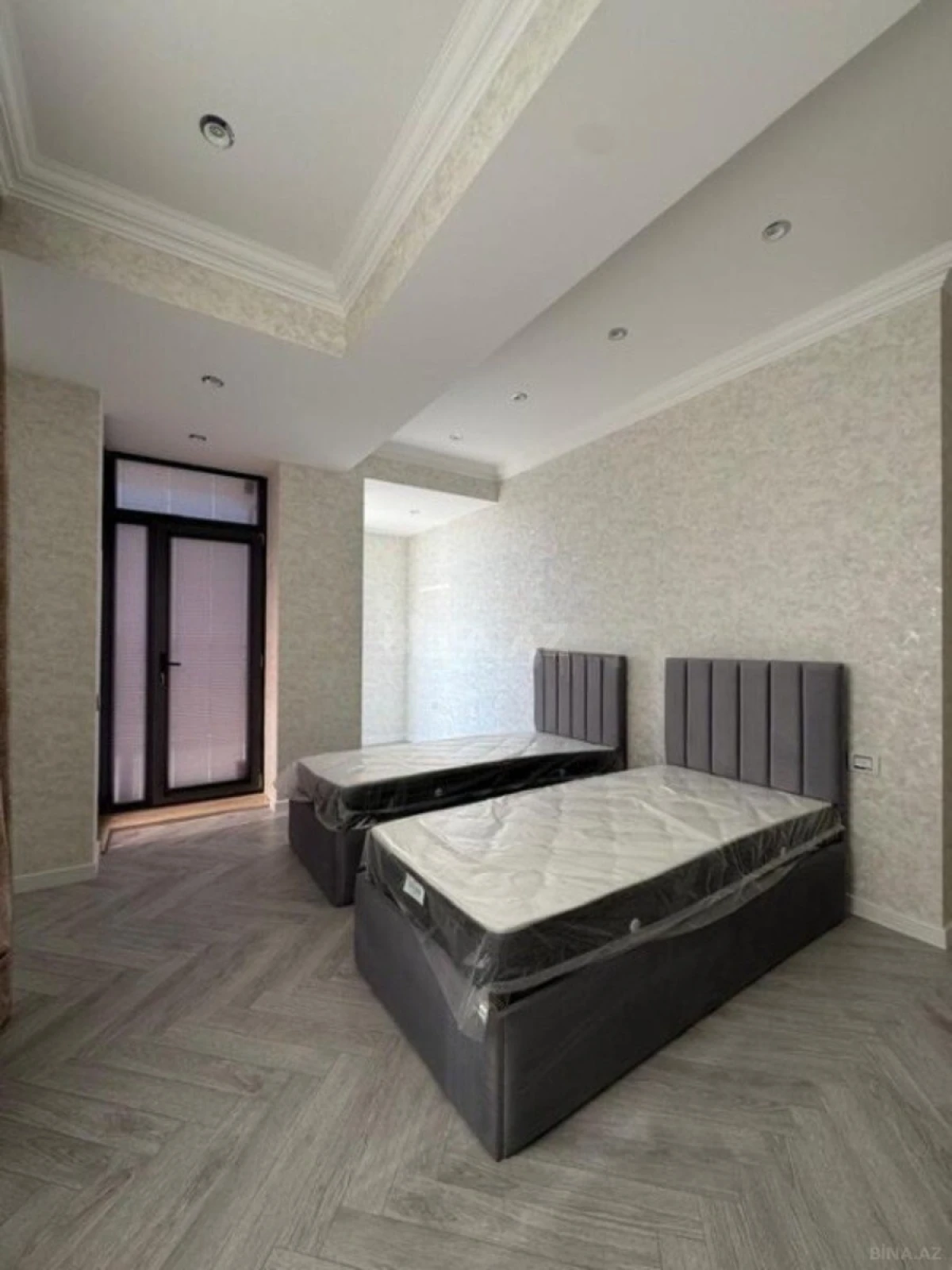 Satılır 4 otaqlı mənzil 182 m²