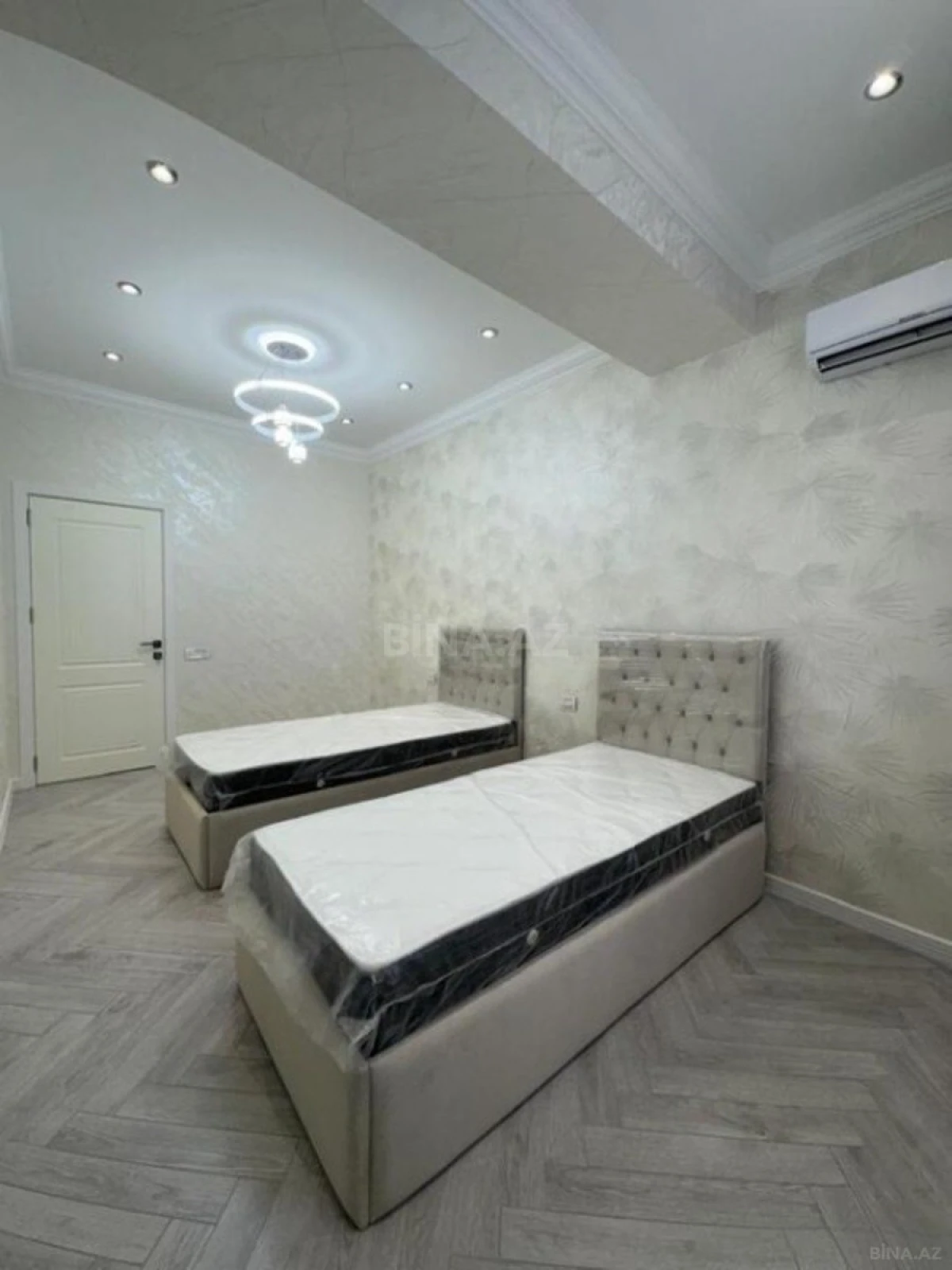 Satılır 4 otaqlı mənzil 182 m²