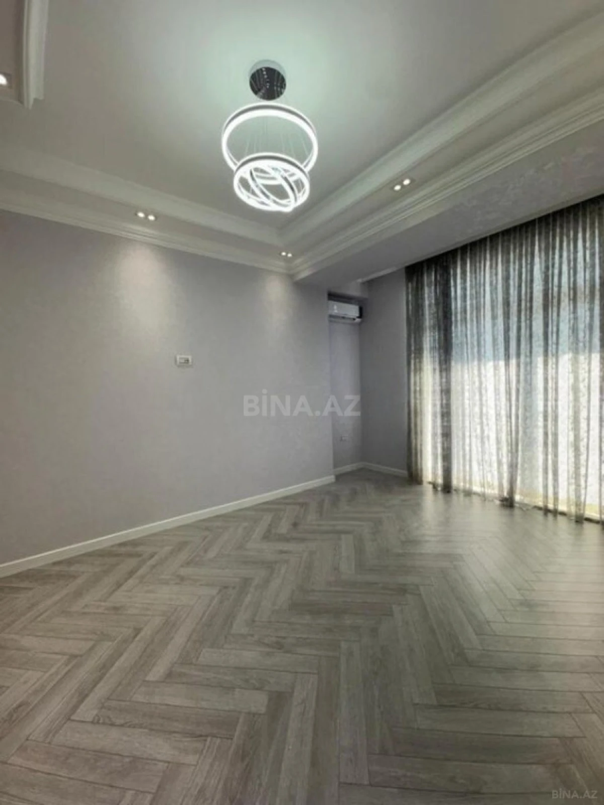 Satılır 4 otaqlı mənzil 182 m²