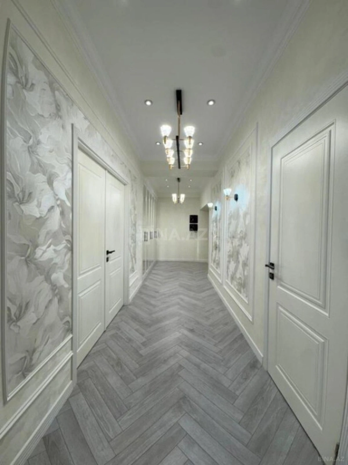 Satılır 4 otaqlı mənzil 182 m²