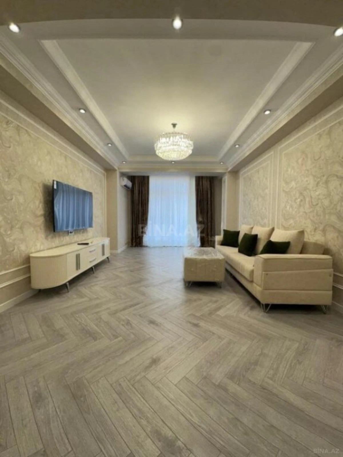 Satılır 4 otaqlı mənzil 182 m²