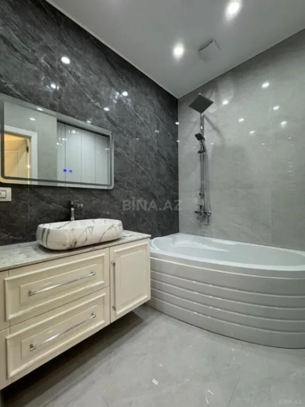 Satılır 4 otaqlı mənzil 182 m²