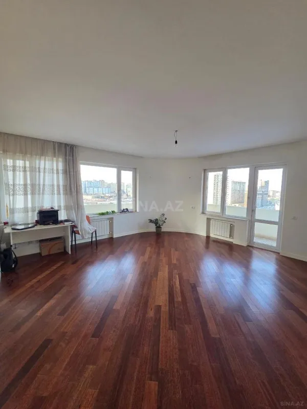 Satılır 2 otaqlı mənzil 106 m²