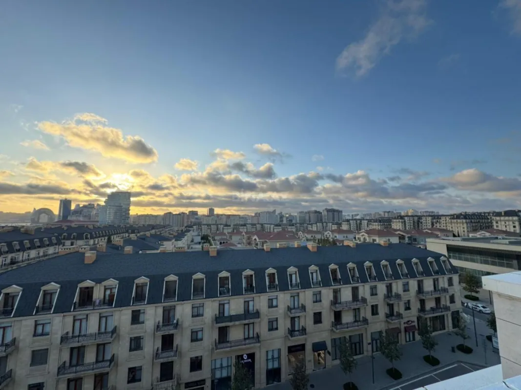 Satılır 10 otaqlı mənzil 750 m²